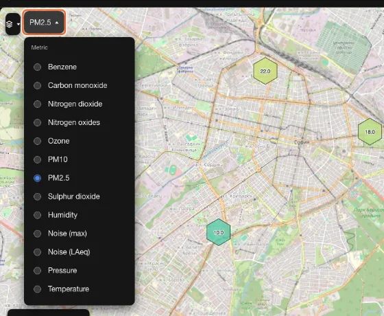 The metric menu open on the map, listing PM2.5, PM10, temperature, humidity and the other measurements.