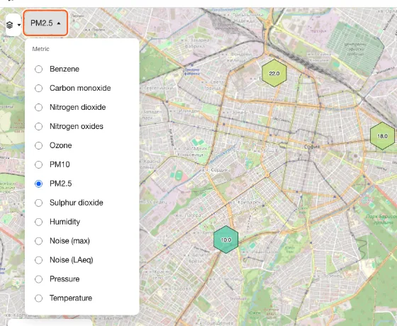 The metric menu open on the map, listing PM2.5, PM10, temperature, humidity and the other measurements.